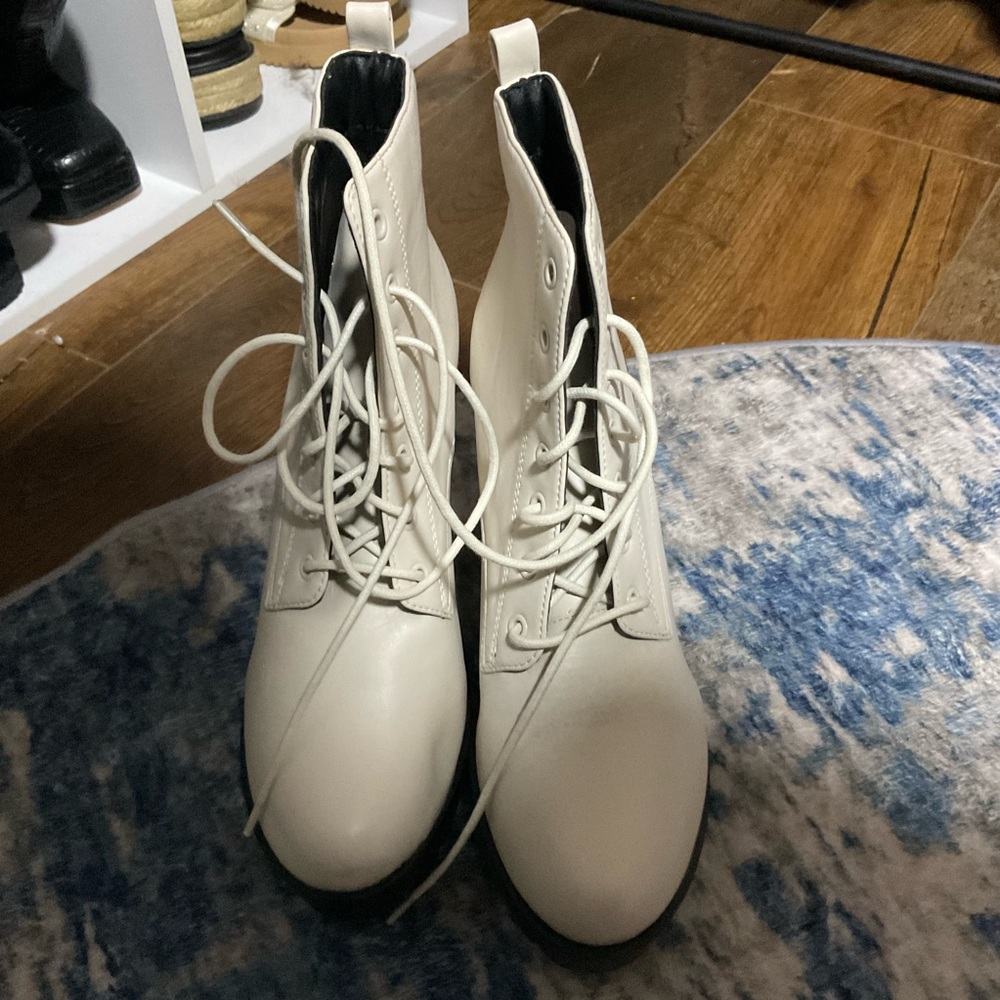 Classic off-White Lace-Up Women's Platform Ankle Boots - Picture 2 of 4